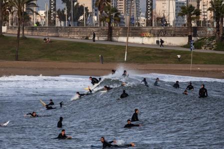 Surf en las playas de Barcelona en pleno temporal.