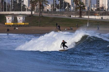 Surf en las playas de Barcelona en pleno temporal.