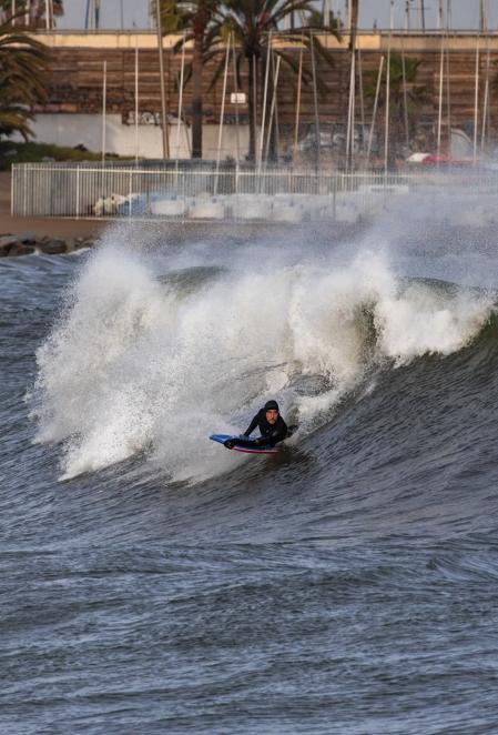 Surf en las playas de Barcelona en pleno temporal.