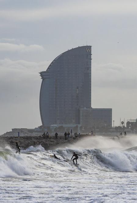 Surf en las playas de Barcelona en pleno temporal.