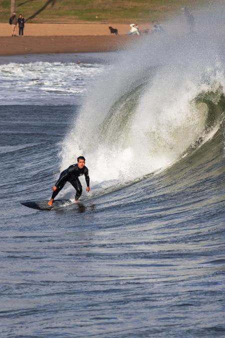 Surfeando la ola en la playa de Barcelona.