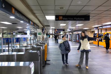 Informadores del ayuntamiento en la estación de Renfe de Plaza Catalunya