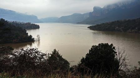 Aspecto del pantano de Sau bien lleno.