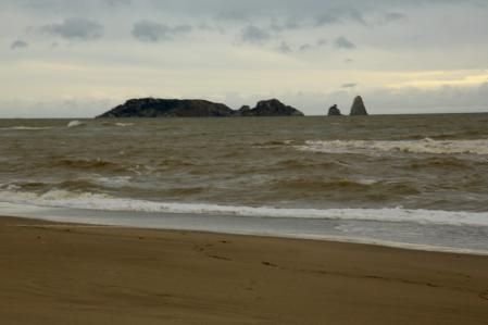 La playa de Pals con el agua de color chocolate a causa del temporal.