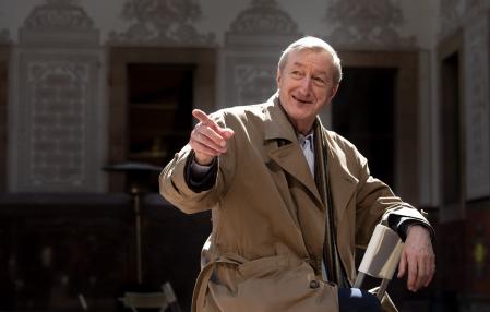 Julian Barnes fotografiado en 2019 en el pario del CCCB