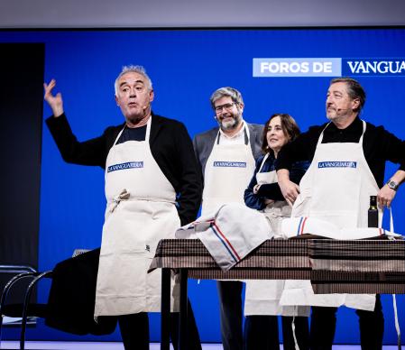 Ferran Adrià y Joan Roca, antes de preparar ante el público un 'pa amb tomàquet'