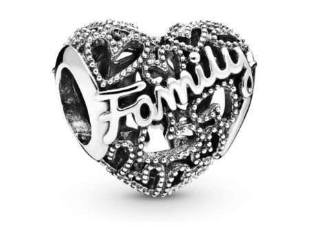 Charm de Pandora en plata con forma de corazón y grabado “Familia”