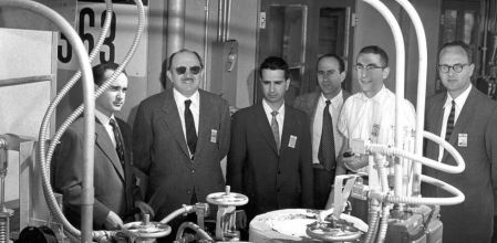 Francisco Oltra, José María Otero de Navascués, Guillermo Velarde, Javier Goicolea, Paul Barbour y Robert Loftness en la inauguración del Centro Nacional de Energía Nuclear Juan Vigón en la Ciudad Universitaria de Madrid el 27 de diciembre de 1958.