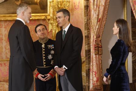 Los Reyes conversan con el presidente del Gobierno, Pedro Sánchez y el ministro de Exteriores, José Manuel Albares durante la recepción al cuerpo diplomático 