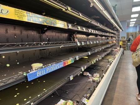 El periodista de NBC News, Gary Grumbach, muestra el interior de un supermercado Trader Joe's en Washington DC