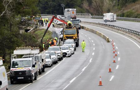 Desballestamiento del tren en Gélida y AP 7 aùn cortada 