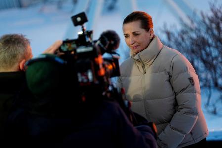 La primera ministra de Dinamarca, Mette Frederiksen, habla con la prensa durante el atardecer en Nuuk, Groenlandia 