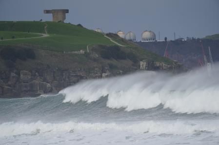 Fuerte oleaje en la playa de San Lorenzo en Gijón, al paso de la borrasca Ingrid,