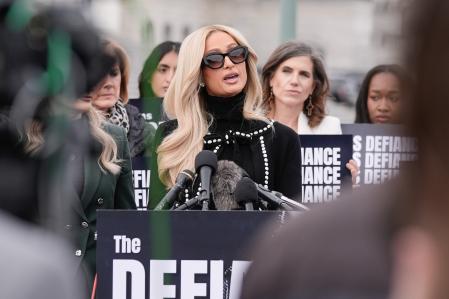 Paris Hilton en una conferencia de prensa para promover la aprobación de la Ley de Desafío en el Capitolio(AP Photo/Mariam Zuhaib)