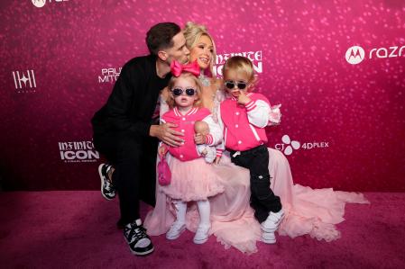 Paris Hilton con su marido Carter Reum y sus hijos Phoenix y London 