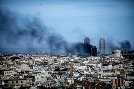 El fum dels contenidors cremats a Barcelona l’octubre del 2019