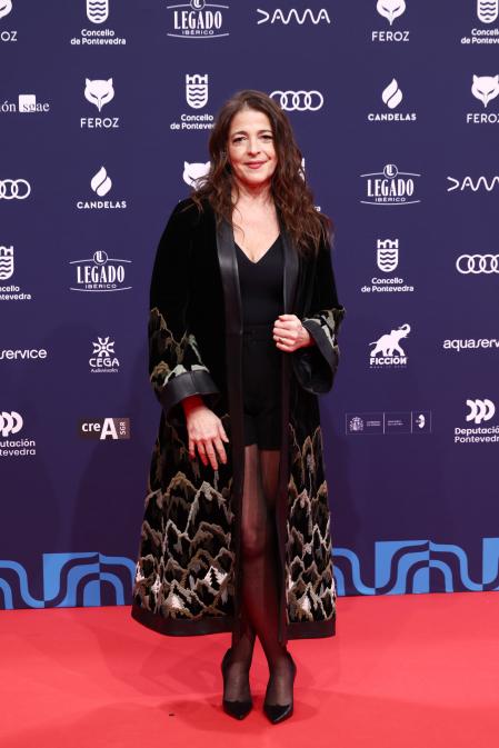 Nora Navas luce un kimono de terciopelo en los premios Feroz.&nbsp;