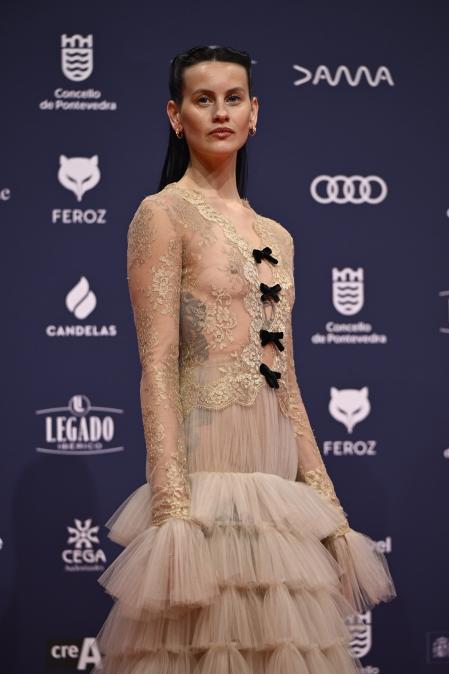 La actriz Milena Smit posa a su llegada a la gala de entrega de los Premios Feroz 2026.&nbsp;