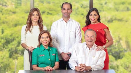 El empresario junto a su familia.