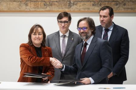La conselleraPanequei Fernández Heredia firmant Rodalies Catalunya el dia 12