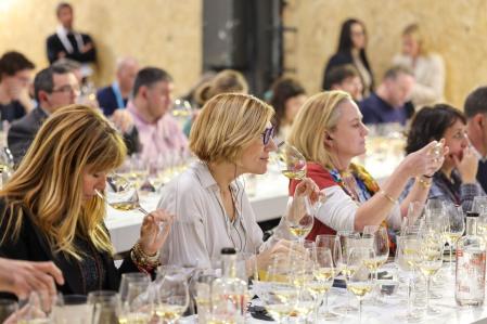 Imagen de la edición del 2025 de 'Vinos de autora' con los asistentes profesionales, entre ellos, bastantes mujeres, catando los vinos