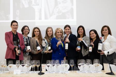 Foto de grupo de las ponentes en la cata 'Vinos de autora' del 2025; en medio, Falgueras, que actuó como presentadora