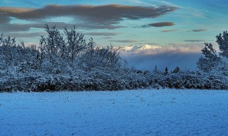 Paisaje de nieve y nieblas visto desde Sant Bartomeu del Grau.
