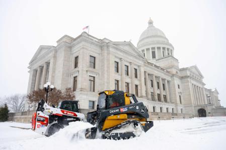 Trabajadores retiran nieve en el Capitolio del Estado de Arkansas&nbsp;