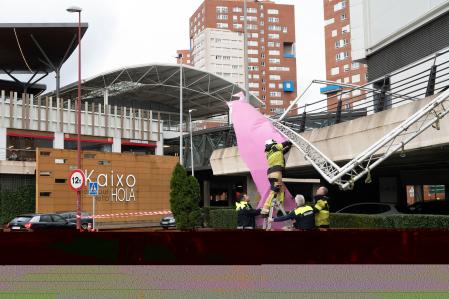 Bomberos de Bizkaia y agentes de la Policía Municipal de Barakaldo (Bizkaia) retiran una estructura publicitaria que ha caído este domingo en el centro comercial Megapark de Barakaldo 