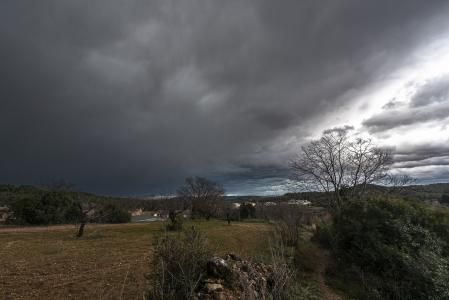 Cielo gris de tormenta en Sant Quintí de Mediona.