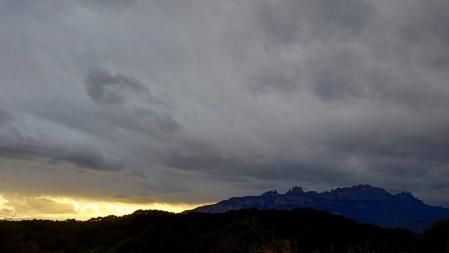 Cielo de tormenta en Montserrat.