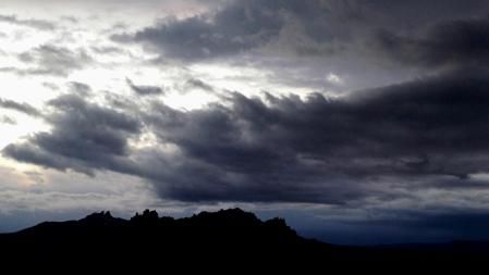 Cielo gris de tormenta en Montserrat.