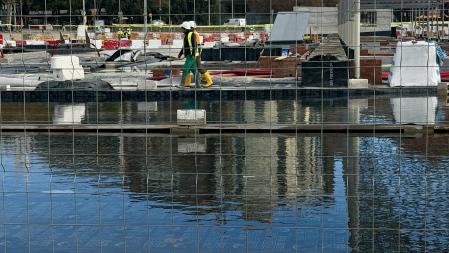 Las obras de Països Catalans, este lunes, anegadas por el agua caída en los últimos días