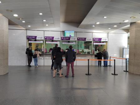 Viajeros en busca de información en las taquillas de Renfe de la estación de Girona esta mañana sobre las 10.30h.