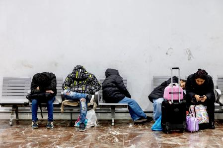 Usuarios de Renfe esperando su tren, este lunes, en Sants