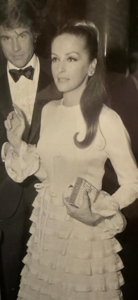 Doris junto al actor Alan Bates