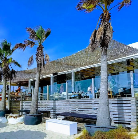 El exterior de Carbones 13 Tarifa, en plena playa de Los Lances.