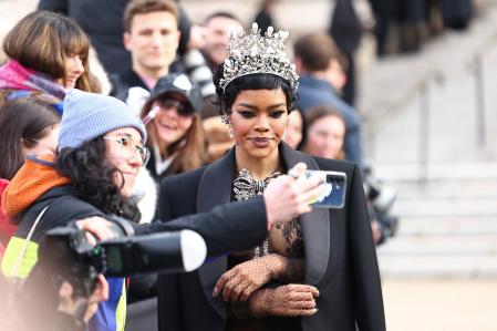 Teyana Taylor posa para unos 'selfies' antes de llegar al lugar del desfile