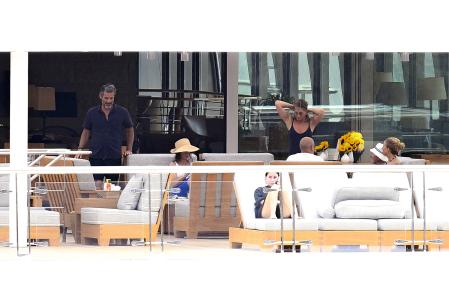 Jennifer Aniston y Jim Curtis durante el pasado mes de julio de vacaciones en Mallorca