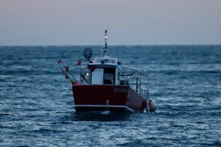 Barco de pesca navegando en la ruta de las Illes Formigues.
