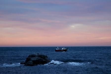 Barco de pesca navegando en la ruta de las Illes Formigues.