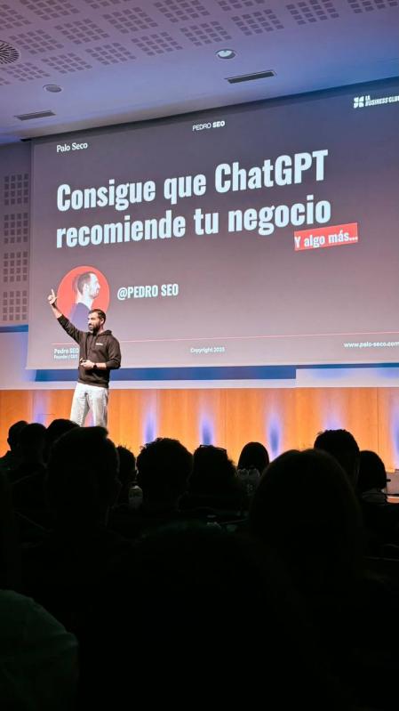 Pedro Serrano, fundador de Palo Seco, durante una sesión de trabajo centrada en estrategia digital y posicionamiento