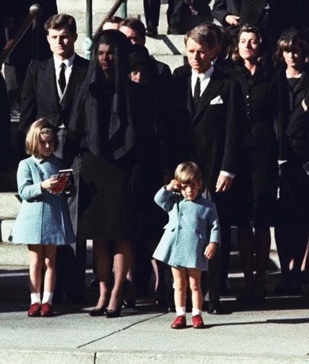 John F. Kennedy Jr. hace el saludo militar en el funeral de su padre&nbsp;