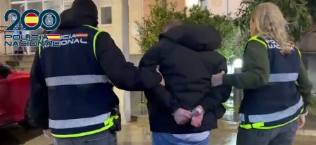En la imagen, uno de los arrestados implicados en el tiroteo que dejó herido a un agente y que tuvo lugar en una guardería de droga en la localidad sevillana de Isla Mayor el pasado mes de noviembre.
