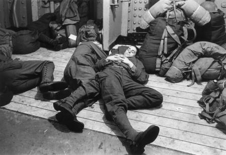Soldados estadounidenses duermen en el Queen Mary, en uso militar durante la Segunda Guerra Mundial