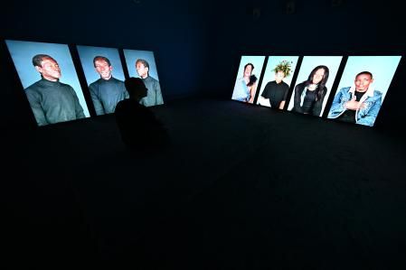 Un visitante observa una instalación audiovisual de la artista Gabrielle Goliath en el pabellón central del pasada Bienal de Venecia (Gabriel Bouys/Afp vía Getty)