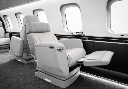 Los asientos del jet pueden adaptarse completamente para ofrecer la máxima comodidad para trabajar, descansar o dormir durante el vuelo&nbsp;