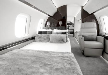 Una cama de gran tamaño permite el descanso completo de los pasajeros durante los vuelos de largo recorrido&nbsp;