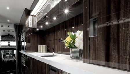 La cocina del Bombardier está totalmente equipada, lista para ofrecer comodidad y funcionalidad a bordo&nbsp;