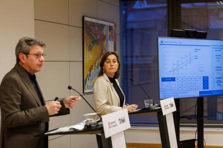 El secretario de Estado, José Antonio Santano, y la consellera de Territori, Sílvia Paneque, en el departamento de Territori